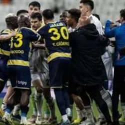 Tüpraş Park'ta sahayı karıştıran faul! Futbolcular birbirine girdi