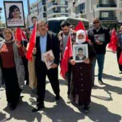 Vanlı ailelerin DEM Parti İl Başkanlığı önündeki eylemleri devam ediyor