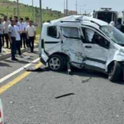 Mardin'de hafif ticari araç ile minibüs çarpıştı: 11 yaralı