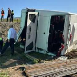Yolcu otobüsü şarampole devrildi: Çok sayıda yaralı var!