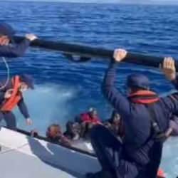 Yunanistan&rsquo;ın geri ittiği can salı battı! G&ouml;&ccedil;menlerin imdadına T&uuml;rkiye yetişti