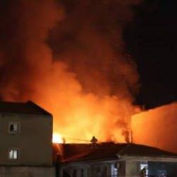 İzmir'deki Kemeraltı &Ccedil;arşısı'nda &ccedil;ıkan yangın kontrol altına alındı