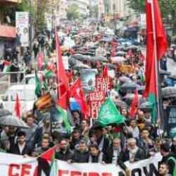 &Uuml;sk&uuml;dar'daki Filistin y&uuml;r&uuml;y&uuml;ş&uuml;ne on binler katıldı