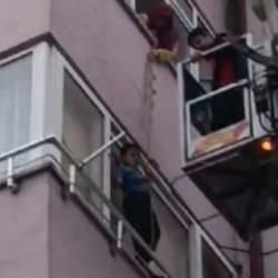 4'&uuml;nc&uuml; kat penceresinde mahsur kalan &ccedil;ocuğu, itfaiye kurtardı