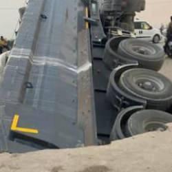 Devasa çukur tırı adeta yuttu! İşte Adana'da meydana gelen o ilginç kaza...