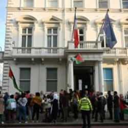 Fransa'nın Londra Büyükelçiliği önünde Filistin asıllı İngiliz cerrah Ebu Sitte tepkisi