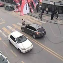 G&ouml;z g&ouml;re g&ouml;re kız &ccedil;ocuğuna &ccedil;arptı! Otomobiln kural tanımazlığı pes dedirtti