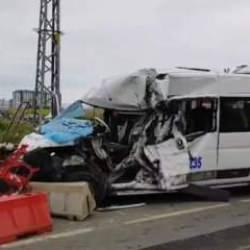 İşçileri taşıyan servis minibüsü ile midibüs çarpıştı: Yaralılar var!