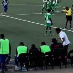 Kırmızı kart gören futbolcu hakeme tokat attı