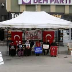 Muşlu ailelerin DEM Parti önündeki 'evlat nöbeti' devam ediyor