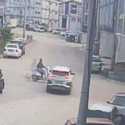 Otomobil ile motosikletin çarpıştığı kaza kameraya yansıdı