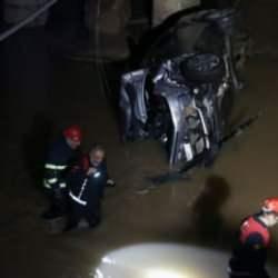 Otomobil Kızılırmak'a uçtu: Camlar kesilerek kurtarıldılar