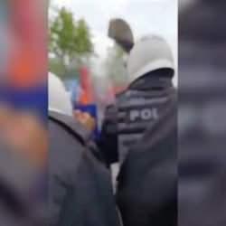 Sara&ccedil;hane provokasyonunda polislere kaldırım taşı atıldığı anlar ortaya &ccedil;ıktı!