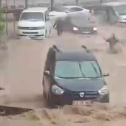 Şırnak'ta sel sularına kapılan anne ve &ccedil;ocuk b&ouml;yle kurtarıldı