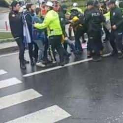 Taksim Meydanı'na y&uuml;r&uuml;mek isteyen gruba polis m&uuml;dahalesi