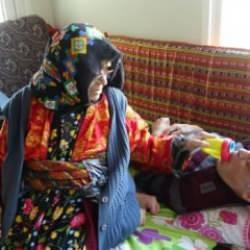 96 yaşındaki anne &ouml;mr&uuml;n&uuml; engelli oğullarına adadı: 60 yıldır bebek gibi bakıyor