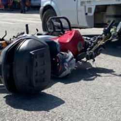 Kazada, başı &ccedil;&ouml;p konteynerine &ccedil;arpan motokurye &ouml;ld&uuml;