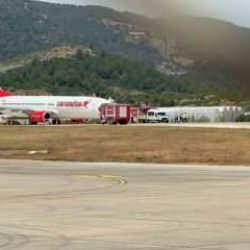 Antalya'da b&uuml;y&uuml;k panik! Yolcu u&ccedil;ağı g&ouml;vdesinin &uuml;zerine iniş yaptı, işte ilk kareler