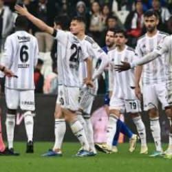 Beşiktaş'ta tam 11 futbolcu ile yollar ayrılıyor!