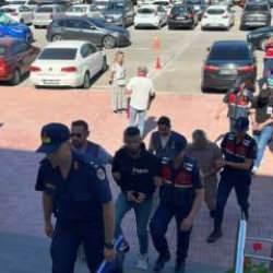 Bodrum'da kamyonette 20 kaçak göçmen ile 5 organizatör şüphelisi yakalandı