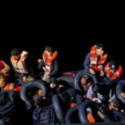 Çeşme açıklarında lastik bot içerisinde 45 düzensiz göçmen yakalandı