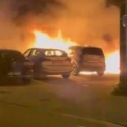 Fransa'da bir caminin önündeki 9 araç yandı