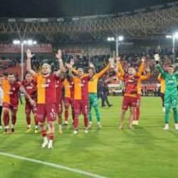 Galatasaray, tecrübeli futbolcularıyla şampiyonluğa koşuyor
