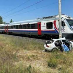 Hemzemin geçitte yolcu treninin çarptığı otomobilin sürücüsü öldü