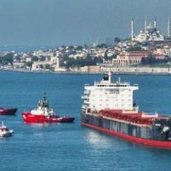 İstanbul Boğazı'nda karaya oturan gemi kurtarıldı