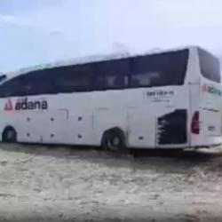 Kayseri- Niğde yolunda yolcu otob&uuml;s&uuml; şarampole u&ccedil;tu: Yaralılar var!