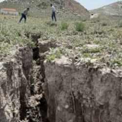 Konya'da oluşan yarık g&ouml;renleri korkuttu: Tam 2,5 km uzunluğunda!