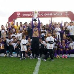 Şampiyon Eyüpspor kupasını aldı