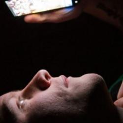 Uyumak isteyip uyuyamamanın temel sebebi: Gece uyku arasında telefondan uzak durun!