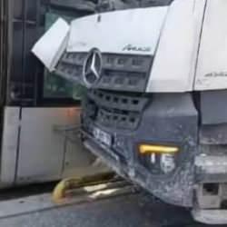 Korkutan kaza! Beton mikseriyle tramvay &ccedil;arpıştı