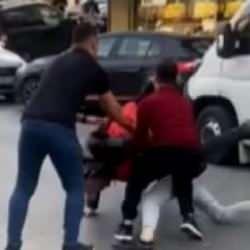 Bir motokurye olayı daha! Herkesin g&ouml;z&uuml; &ouml;n&uuml;nde defalarca bı&ccedil;aklandı