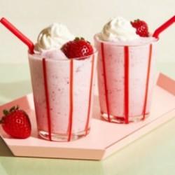 En kolay yaz içeceği: Çilekli milkshake tarifi, nasıl yapılır?