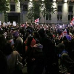 G&uuml;rcistan'da "yabancı etkinin şeffaflığı" tasarısının onaylanması protesto edildi