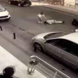 İstanbul'da motokuryenin &ccedil;arptığı yaya ağır yaralandı!