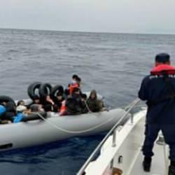 İzmir'de lastik botlardaki 55 ka&ccedil;ak g&ouml;&ccedil;men karaya &ccedil;ıkarıldı