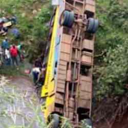 Kenya'da yolcu otobüsü nehre yuvarlandı: 9 kişi öldü