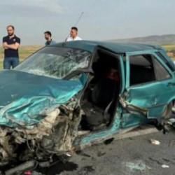 Korkun&ccedil; kaza! İki otomobil kafa kafaya &ccedil;arpıştı