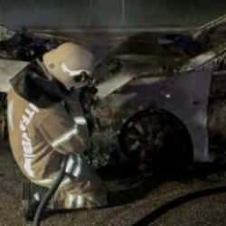 Sancaktepe'de &ccedil;arpışan iki otomobil yandı!