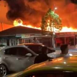 Sultangazi’de korku dolu anlar: 4 iş yerinin olduğu bina alev alev yandı!