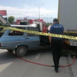 Tokat'ta feci kaza: TIR'a ok gibi saplandı!