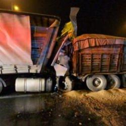Düzce'de feci kaza: Levhalar kabine saplandı...