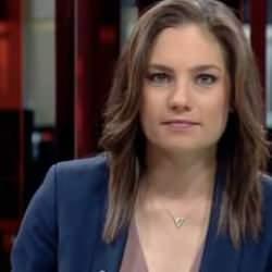 D&uuml;nya AKINCI'yı konuşurken Nevşin Meng&uuml; kamerasına takıldı