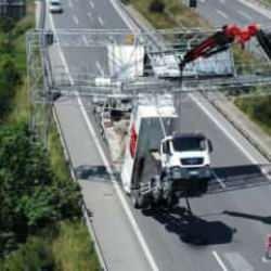Düzce'de ilginç kaza: Damperi açık unutunca havada asılı kaldı!