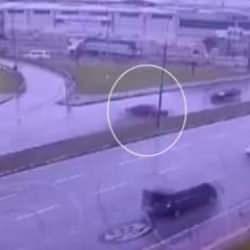 Feci kaza anı kamerada! Kaygan zemin süratle birleşince kaza da kaçınılmaz oldu