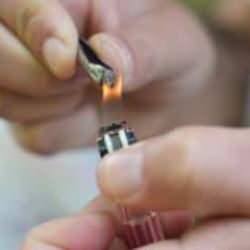 G&ouml;kten bilinmeyen cisimler yağdı! Ateşe tutunca bile erimiyor: B&ouml;lge halkı &ccedil;ağrı yaptı 