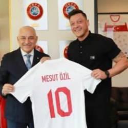 Mesut Özil'den TFF Başkanı Mehmet Büyükekşi'ye ziyaret